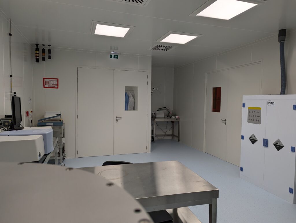 zone gravure salle blanche - arnano cleanroom dedicated to nano etching, photolithography, and nano printing at arnano